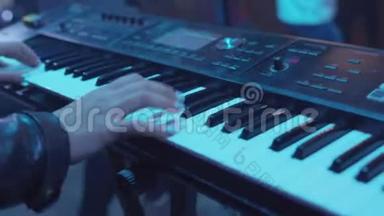 女子双手弹奏白色数字钢琴，特写镜头配合离焦.. <strong>库存</strong>。 女孩用手指在玩